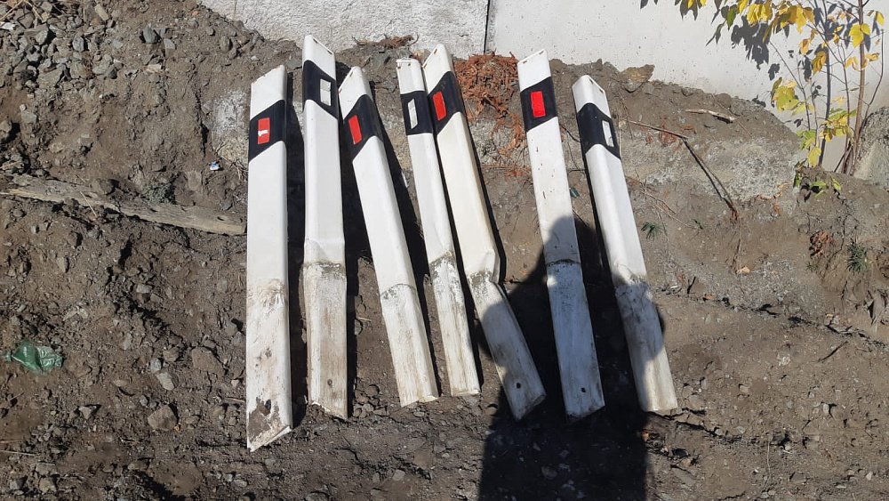 В Челябинске дети вырвали столбики железнодорожного ограждения