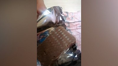 В Магнитогорске червивые конфеты попали на видео