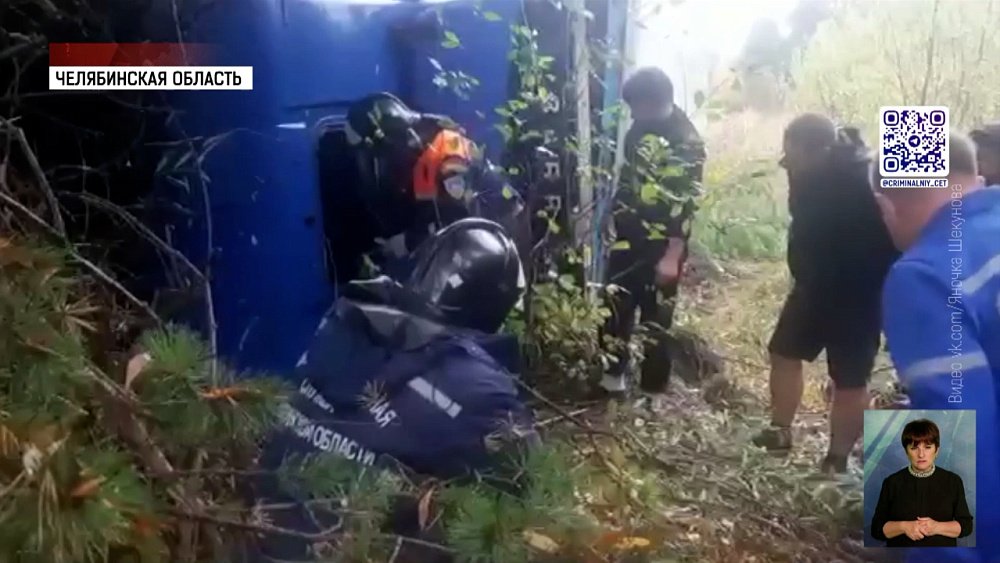 На скользкой дороге грузовик улетел в кювет