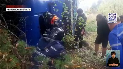 На скользкой дороге грузовик улетел в кювет