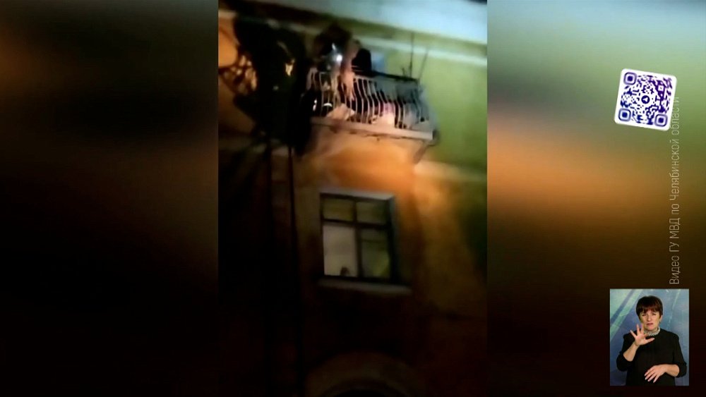 Полицейский спас собаку