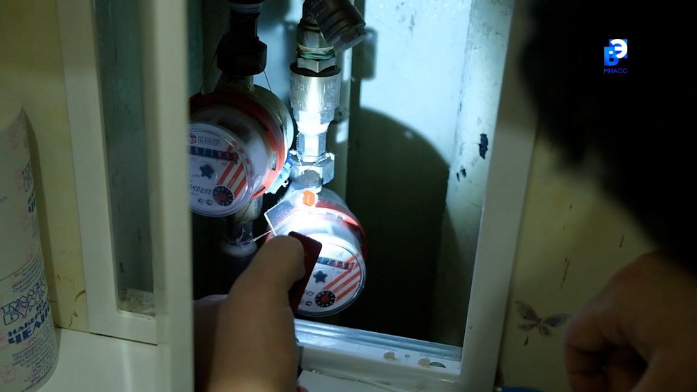 Сотрудники «ЭнСер» проверяют счетчики