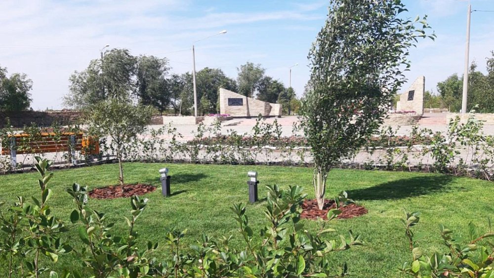 В троицком сквере Памяти воинов-интернационалистов высадили 400 кустарников и 60 деревьев