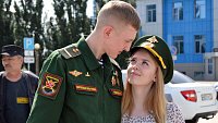 Расписались за сутки до мобилизации. Олега Медведева из Карталов провожала в армию молодая жена Милена