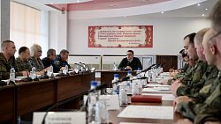 Алексей Текслер проверил, как размещены мобилизованные в Чебаркуле