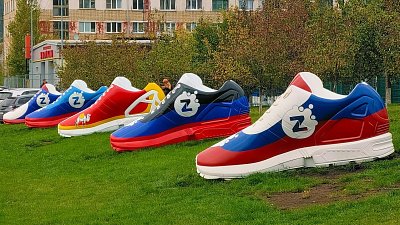 В Сатке вернули на место гигантские кроссовки после реставрации