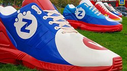 В Сатке вернули на место гигантские кроссовки после реставрации