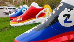 В Сатке вернули на место гигантские кроссовки после реставрации