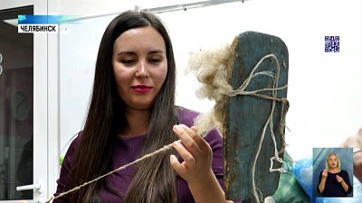 Женщины вяжут мобилизованным носки и варежки