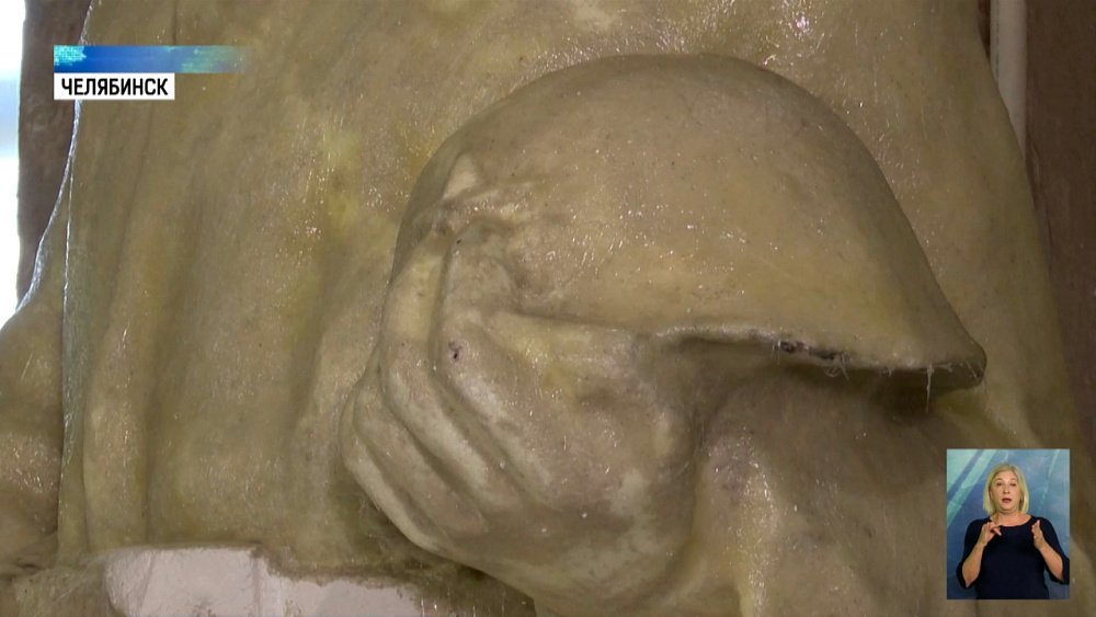 Мастера создают солдата из пенопласта