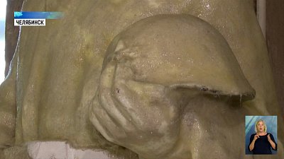 Мастера создают солдата из пенопласта