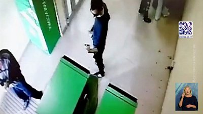 Мужчина украл телефон, забытый на банкомате