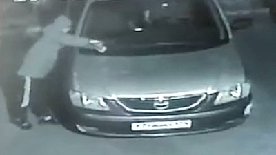 В Челябинске вандалы напали на припаркованный автомобиль