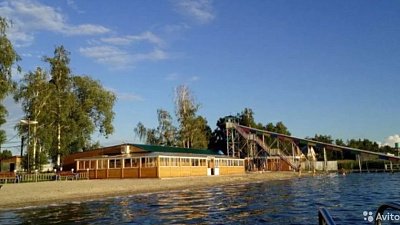Загородный комплекс на берегу озера Кумкуль продают за 90 млн рублей