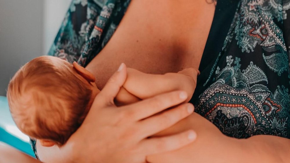 Прикладывать ребенка к груди нужно по его требованию