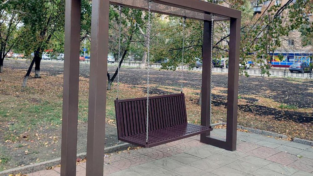 Мэрия Копейска выпустила рекомендации по обращению с уличными диван-качелями