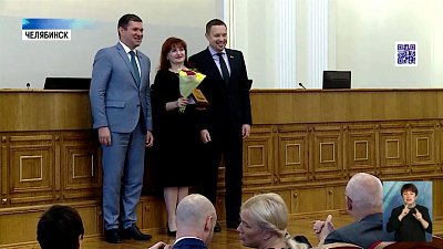 Депутаты наградили выдающихся педагогов области