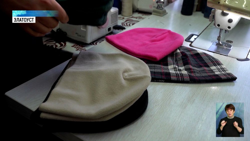 Житель Златоуста шьет шапки для мобилизованных