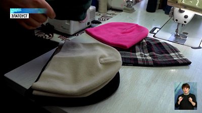 Житель Златоуста шьет шапки для мобилизованных