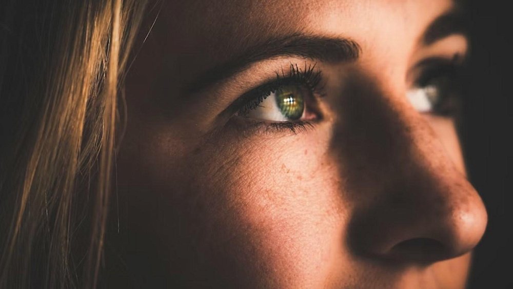 Почему дергается глаз