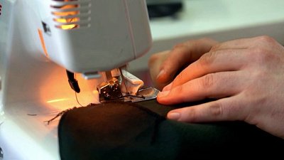 Житель Златоуста шьет шапки для мобилизованных южноуральцев