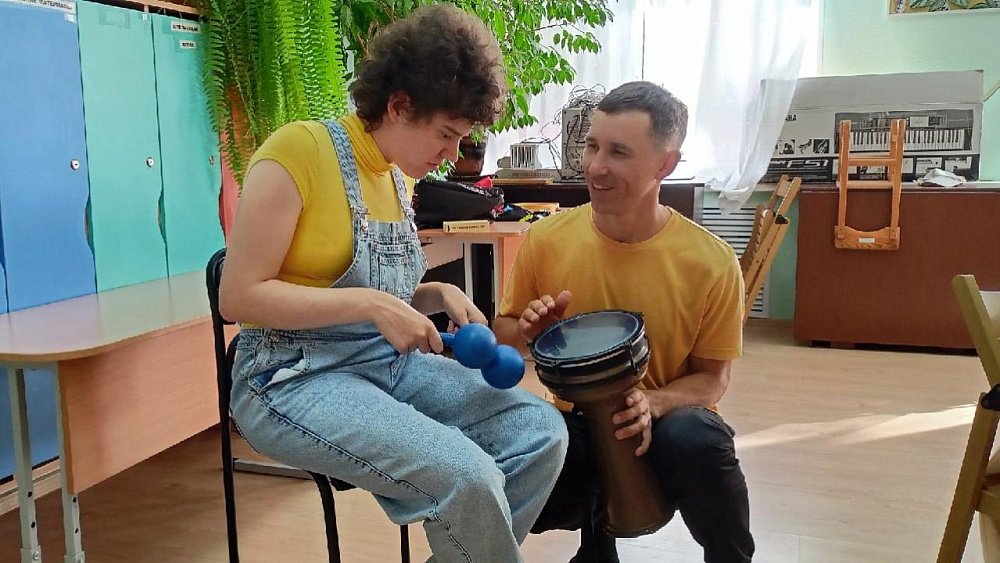 В Челябинской области незрячий паралимпиец руководит музыкальной студией для детей