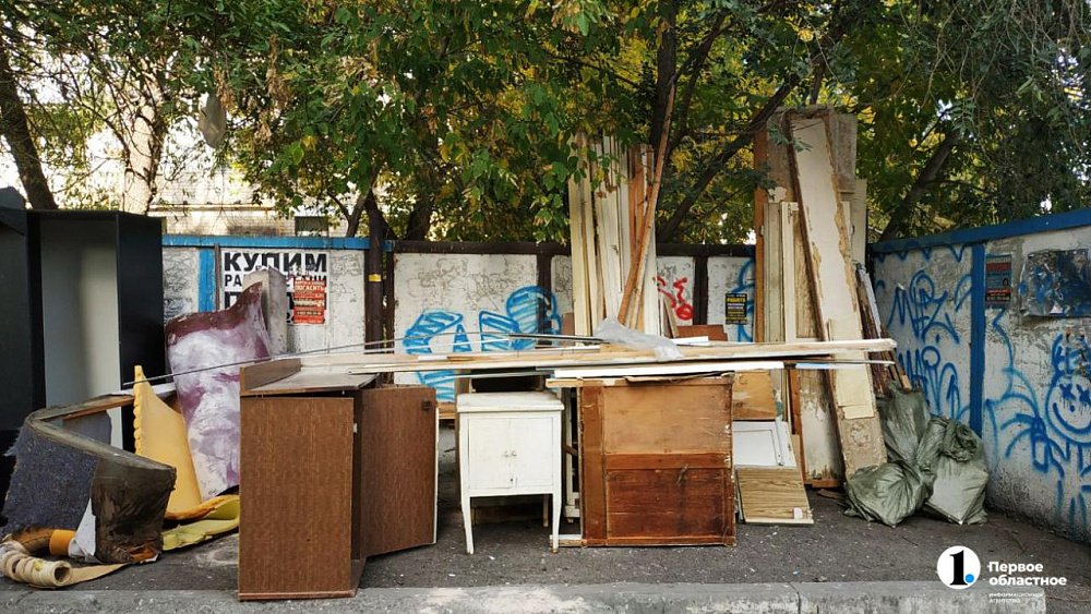 Кто должен вывозить ветки и старые покрышки со двора