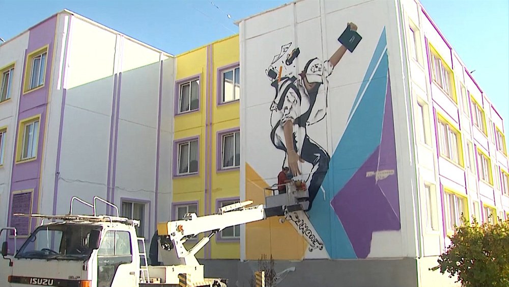 На стене школы в Миассе появился мурал
