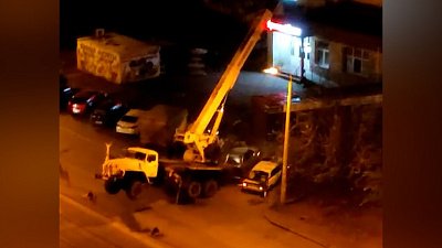 В Челябинске автокран повредил несколько автомобилей