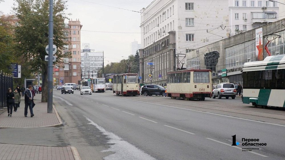 Из-за ДТП в центре Челябинска остановилось движение трамваев