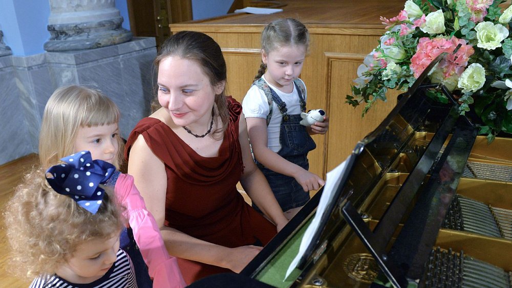 Тридцать молодых педагогов в Челябинской области получили по миллиону рублей