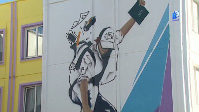 На фасаде миасской школы появился мурал