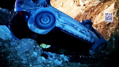 Автомобиль улетел в карьер