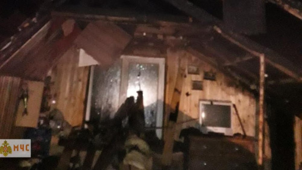 В Миассе пожар уничтожил дом и надворные постройки