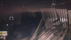 В Миассе пожар уничтожил дом и надворные постройки