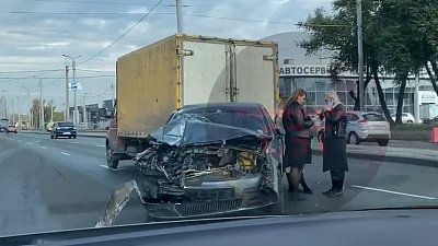 В Челябинске столкнулись два грузовых и легковой автомобили
