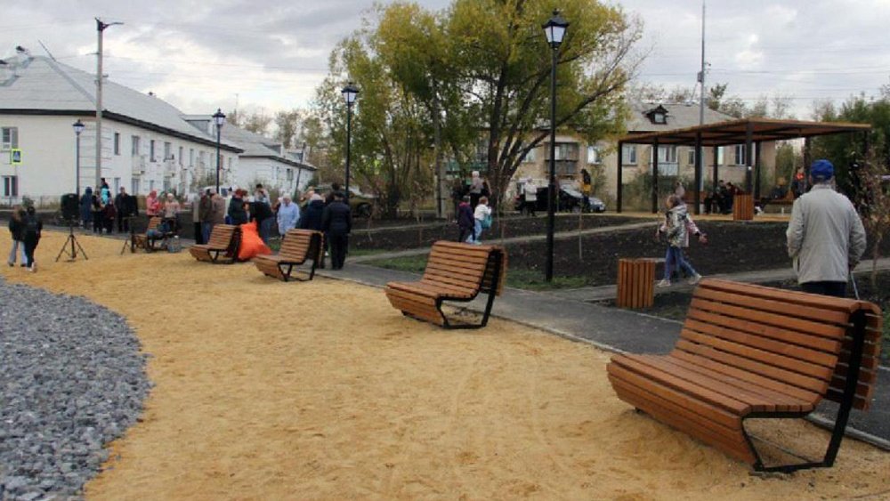 В Копейске очистили заросший берег пруда и сделали там сквер