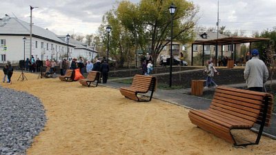 В Копейске очистили заросший берег пруда и сделали там сквер