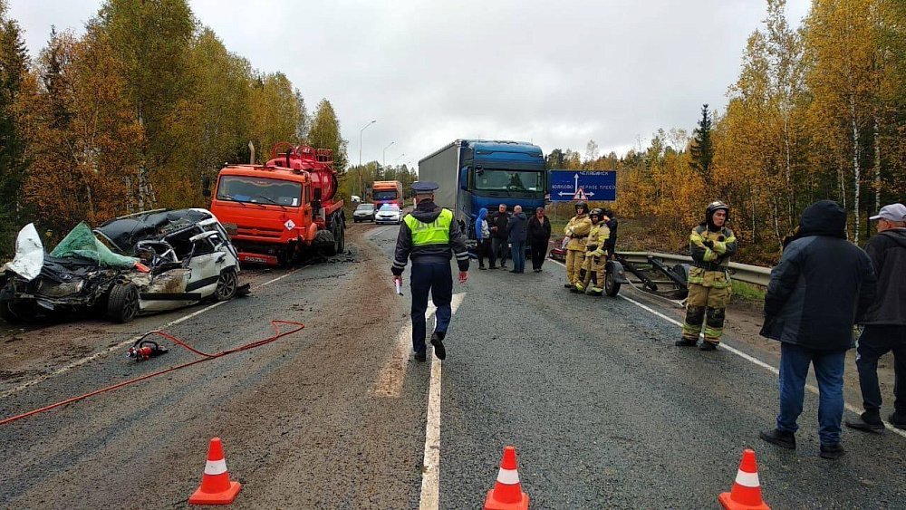 Два человека погибли при столкновении «Лады» с двумя грузовиками в Челябинской области