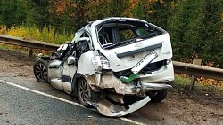 Два человека погибли при столкновении «Лады» с двумя грузовиками в Челябинской области