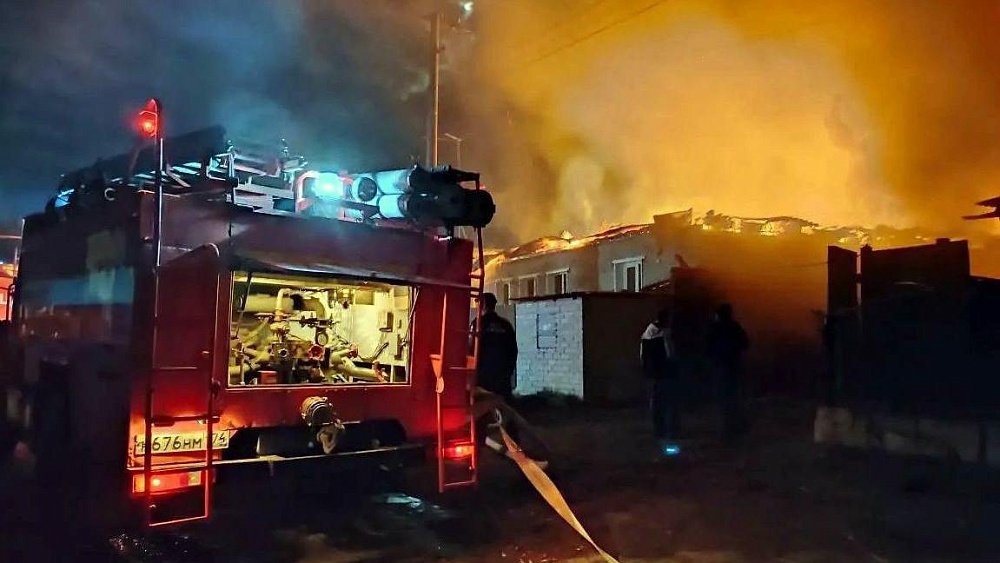 22 человека тушили крупный ночной пожар в поселке под Челябинском