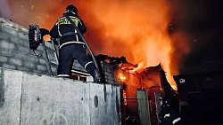 22 человека тушили крупный ночной пожар в поселке под Челябинском