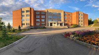 Рядом со школой в Челябинской области благоустроили сквер с голубыми елями