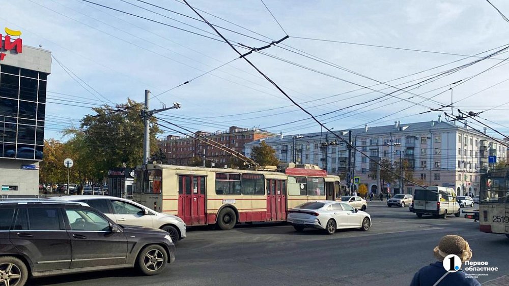 В центре Челябинска из‑за обрыва провода встали троллейбусы