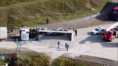 В Челябинской области на трассе М-5 перевернулся большегруз