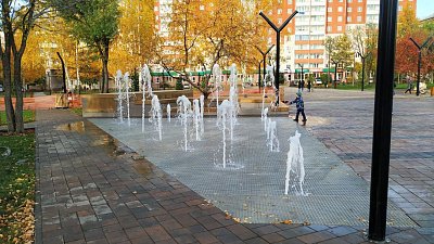 В челябинском сквере ДК «Станкомаш» заработал пешеходный фонтан