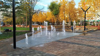 В Челябинске в тестовом режиме запустили пешеходный фонтан возле ДК «Станкомаш»