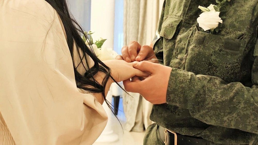 Челябинский резервист приехал на свою свадьбу из воинской части