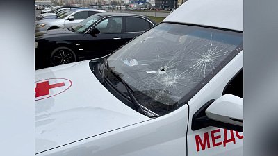 В Челябинске неизвестные разбили автомобиль на парковке