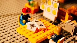 В Челябинск привезут спектакль «Цветы для Элджернона» в стиле Lego